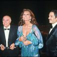  Carlo Ponti, Sophia Loren et Nino Manfredi pour la pr&eacute;sentation du film Affreux, sales et m&eacute;chants au Festival de Cannes 1976 