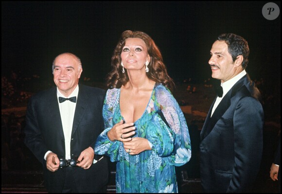 Carlo Ponti, Sophia Loren et Nino Manfredi pour la présentation du film Affreux, sales et méchants au Festival de Cannes 1976