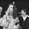 Carlo Ponti, Sophia Loren et Nino Manfredi pour la présentation du film Affreux, sales et méchants au Festival de Cannes 1976