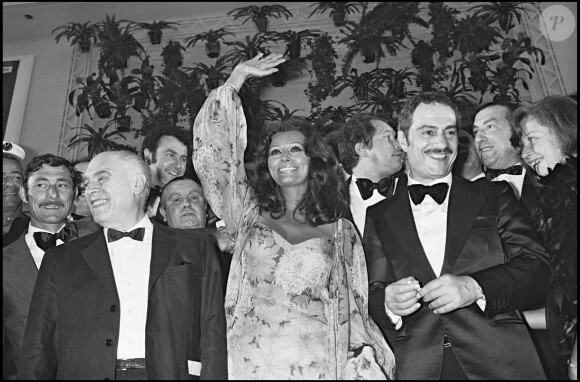Carlo Ponti, Sophia Loren et Nino Manfredi pour la présentation du film Affreux, sales et méchants au Festival de Cannes 1976