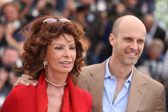 Sophia Loren et son fils Edoardo Ponti - Photocall du film "Voce Umana" (La Voix humaine) lors du 67e Festival  de Cannes, le 21 mai 2014
