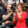 Sophia Loren et les photographes - Photocall du film "Voce Umana" (La Voix humaine) lors du 67e Festival  de Cannes, le 21 mai 2014