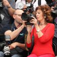  Sophia Loren et les photographes - Photocall du film "Voce Umana" (La Voix humaine) lors du 67e Festival&nbsp; de Cannes, le 21 mai 2014 