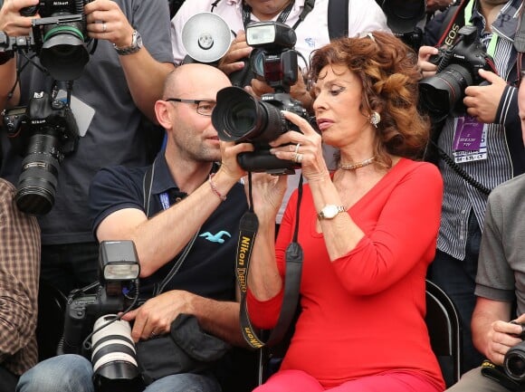 Sophia Loren et les photographes - Photocall du film "Voce Umana" (La Voix humaine) lors du 67e Festival  de Cannes, le 21 mai 2014