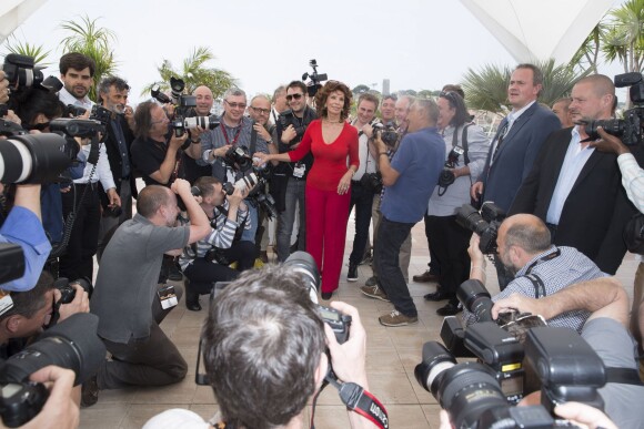 Sophia Loren et les photographes - Photocall du film "Voce Umana" (La Voix humaine) lors du 67e Festival  de Cannes, le 21 mai 2014