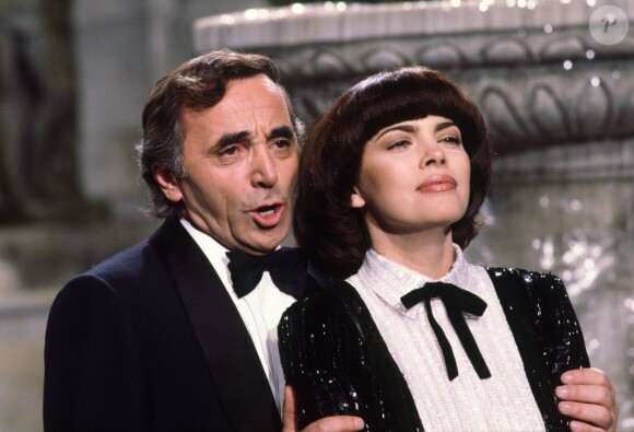 Mireille Mathieu et Charles Aznavour en 1986.