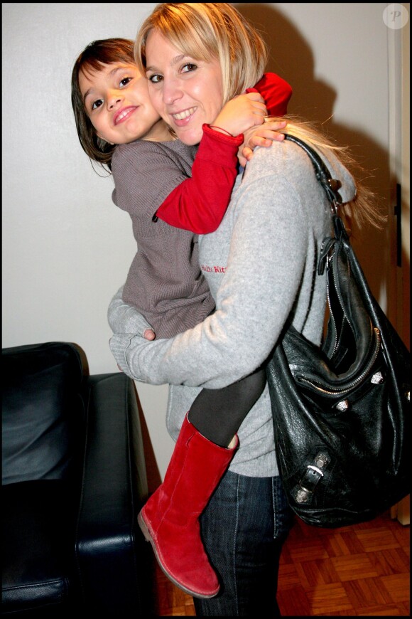 Exclusif - Katia, la fille de Charles Aznavour, avec sa fille Leila, petite-fille du chanteur, à Paris le 26 octobre 2007.