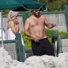 Pamela Anderson et son mari Rick Salomon se relaxent à l'Eden Roc d'Antibes, le 17 mai 2014.