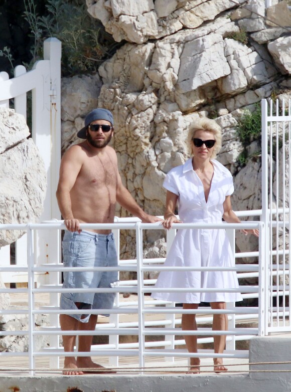 Pamela Anderson et son mari Rick Salomon prennent le soleil à l'Eden Roc d'Antibes, le 21 mai 2014.
