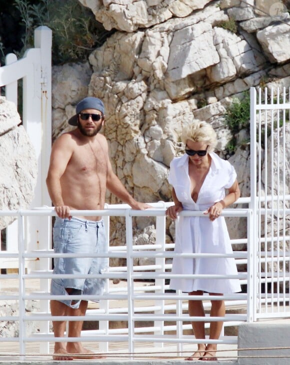 Pamela Anderson et son mari Rick Salomon profitent du soleil à l'Eden Roc d'Antibes, le 21 mai 2014.