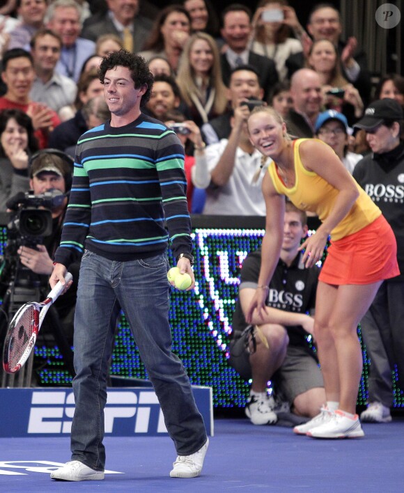 Rory McIlroy et Caroline Wozniacki lors d'un match exhibition durant le BNP Paribas Showdown au Madison Square Garden de New York le 5 mars 2012