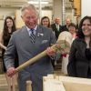 Le prince Charles joue du maillet lors d'une visite au Holland College sur l'Île du Prince Edward au Canada le 20 mai 2014