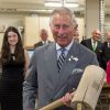 Le prince Charles joue du maillet lors d'une visite au Holland College sur l'Île du Prince Edward au Canada le 20 mai 2014
