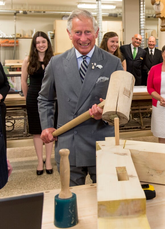 Le prince Charles joue du maillet lors d'une visite au Holland College sur l'Île du Prince Edward au Canada le 20 mai 2014