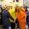 Le prince Charles fait ami-ami avec une carotte géante lors d'une cérémonie officielle à Halifax, le 19 mai 2014, lors de leur visite officielle au Canada.