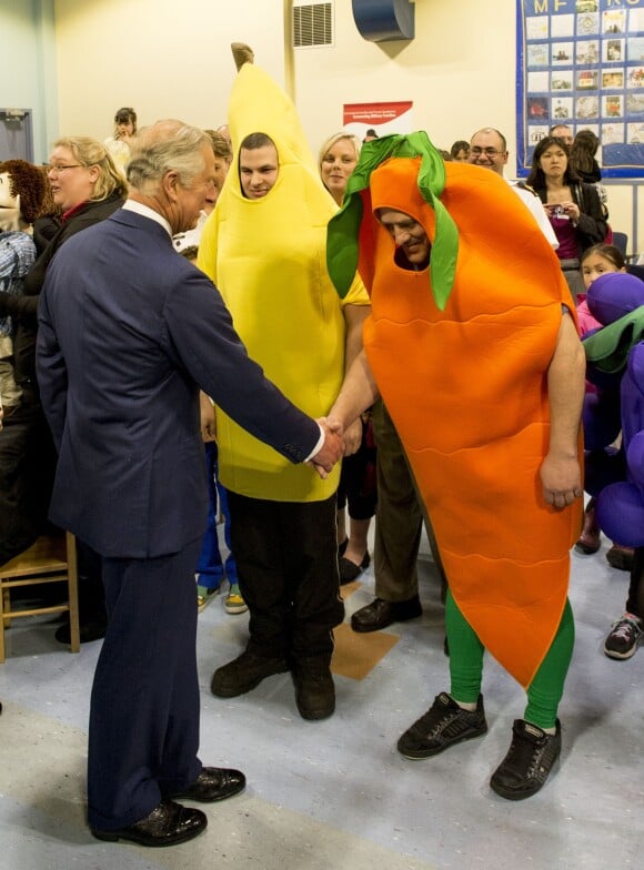 Le prince Charles fait ami-ami avec une carotte géante lors d'une cérémonie officielle à Halifax, le 19 mai 2014, lors de leur visite officielle au Canada.