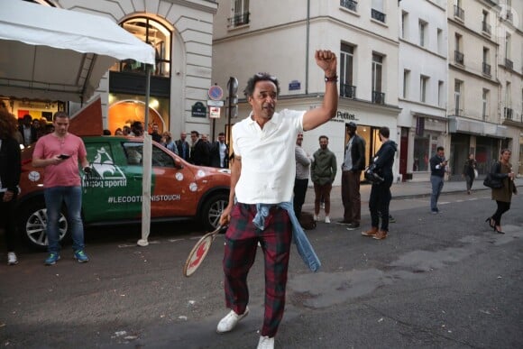 Yannick Noah et Richard Gasquet font un match de tennis en pleine rue à Paris durant la soirée "Le coq sportif tennis touch" le 22 mai 2014.
