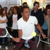 Yannick Noah fait un match de tennis en pleine rue Montmartre à Paris durant la soirée "Le coq sportif tennis touch" le 22 mai 2014.