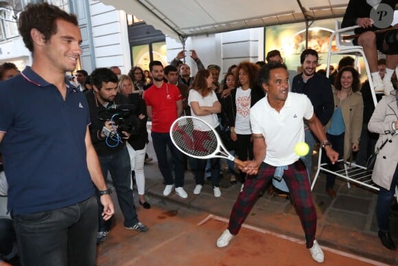 Yannick Noah fait un match de tennis en pleine rue Montmartre à Paris durant la soirée "Le coq sportif tennis touch" le 22 mai 2014.