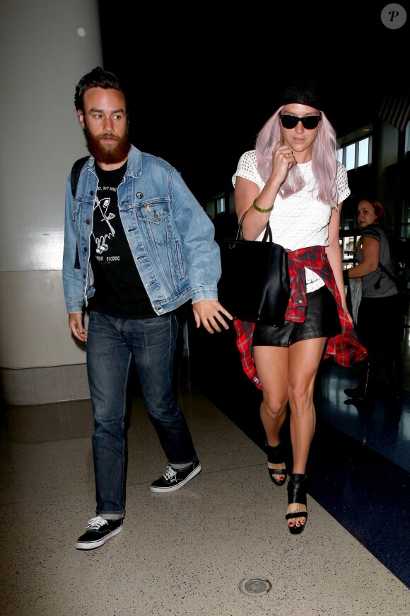 Kesha avec son nouveau boyfriend Brad arrive à l'aéroport de Los Angeles, le 22 mai 2014. 