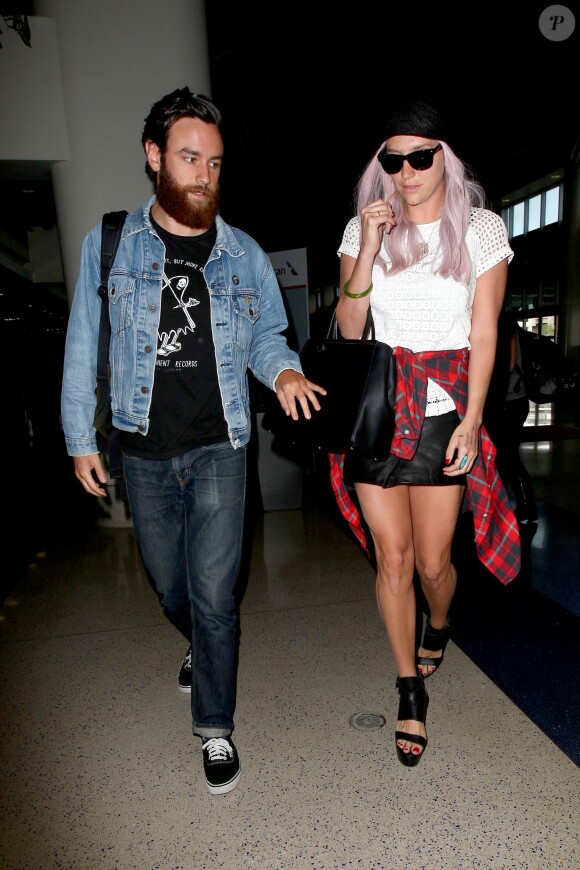 Kesha en compagnie de son nouveau boyfriend Brad à l'aéroport de Los Angeles, le 22 mai 2014.