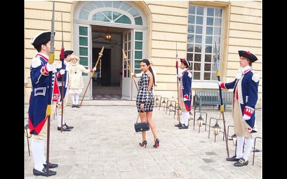 Sarah Gomes, compagne d'Ibn Jasper (coiffeur personnel de Kanye West) arrive au château de Versailles pour le dîner pré-mariage de Kim Kardashian et Kanye West. Le 23 mai 2014.