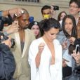 Kim Kardashian et Kanye West quittent leur domicile parisien pour se rendre au château de Versailles. Le 23 mai 2014.
