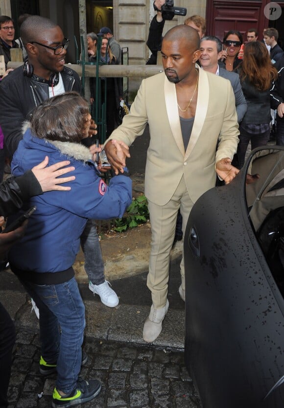 Kanye West quitte son appartement pour se rendre au château de Versailles. Paris, le 23 mai 2014.