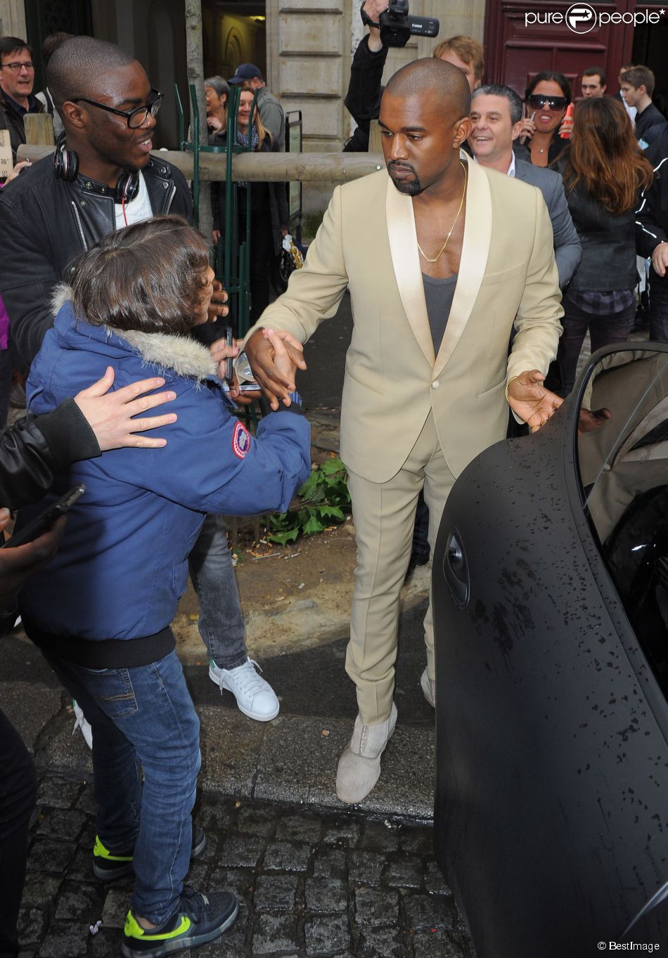Kanye West quitte son appartement pour se rendre au château de Versailles. Paris, le 23 mai 2014.