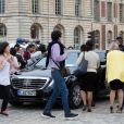 Kim Kardashian, Kanye West et leurs invités arrivent au château de Versailles pour leur soirée pré-mariage. Le 23 mai 2014.