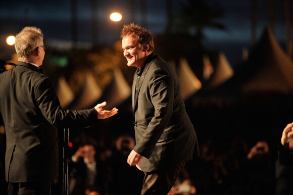 Thierry Fremaux, Quentin Tarantino lors de la projection de Pulp Fiction au Cinéma de la plage durant le Festival de Cannes, 20 ans après sa Palme d'or, le 23 ami 2014