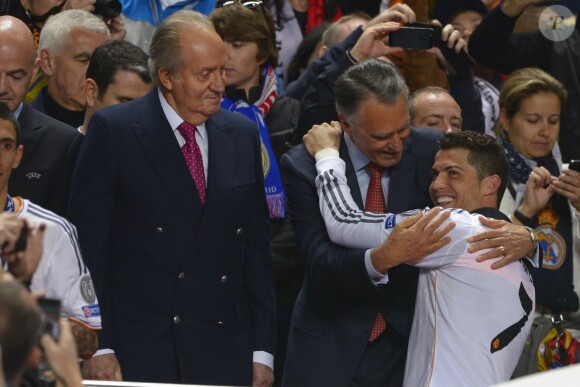 Juan Carlos, Cristiano Ronaldo et le président du Portugal Aníbal Cavaco Silva lors de la finale de la Ligue des champions au Stade de la Luz à Lisbonne, le 24 mai 2014 entre le Real Madrid et l'Atlético Madrid (4-1)