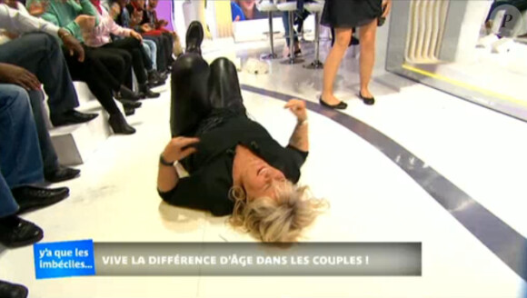 Valérie Damidot trébuche en pleine émission, dans Y'a que les imbéciles qui ne changent pas d'avis, le samedi 24 mai 2014 sur M6.