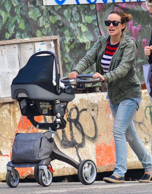 Olivia Wilde se promène avec son fils Otis dans les rues de New York, le 19 mai 2014.