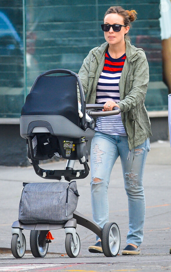 Olivia Wilde avec son fils Otis dans les rues de New York, le 19 mai 2014.