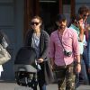 Olivia Wilde et son fiancé Jason Sudeikis avec leur fils Otis dans les rues de New York, le 18 mai 2014.
