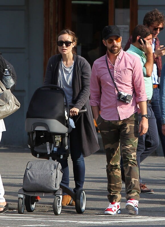 Olivia Wilde et son fiancé Jason Sudeikis avec leur fils Otis dans les rues de New York, le 18 mai 2014.
