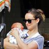 Olivia Wilde et son fiancé Jason Sudeikis déjeunent au restaurant avec leur fils Otis, puis vont se promener à New York, le 18 mai 2014.