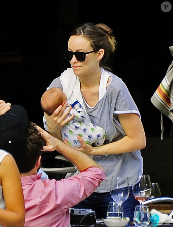 Olivia Wilde et son fiancé Jason Sudeikis avec leur fils Otis à New York, le 18 mai 2014.