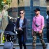 Olivia Wilde et son fiancé Jason Sudeikis déjeunent au restaurant avec leur fils Otis, puis vont se promener à New York, le 18 mai 2014.
