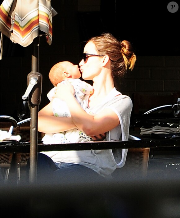 Olivia Wilde avec son fils Otis dans un restaurant à New York, le 17 mai 2014.