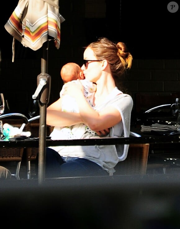Olivia Wilde embrasse son petit garçon Otis dans un restaurant à New York, le 17 mai 2014.