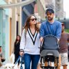 Olivia Wilde et Jason Sudeikis se promènent dans les rues de New York avec leur fils Otis, le 24 mai 2014.
