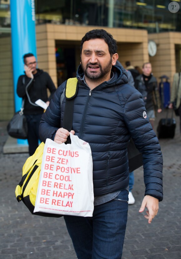 Exclusif - Cyril Hanouna, animateur de l'émission "Touche pas à mon poste", arrive en Thalys en provenance de Paris, à la gare du Midi, à Bruxelles. Le 26 avril 2014.