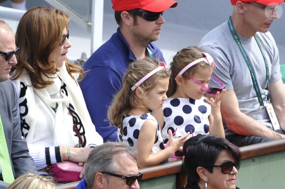 Charlene et Myla, les jumelles de Roger Federer lors du match de leur papa au premier jour de Roland-Garros à Paris, le 25 mai 2014 à Paris, sous les yeux de Mirka Federer