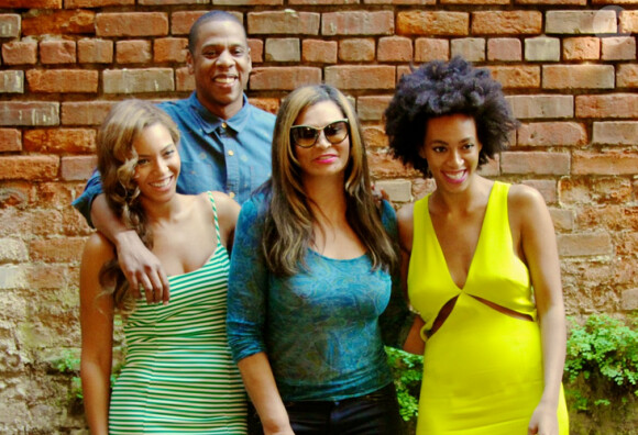 Photo familiale parfaite : tout va bien dans le meilleur des mondes entre Beyoncé, Jay-Z et Solange. La diva a posté cette photo sur son Tumblr, plus d'une semaine après l'affaire de la scène de l'ascenseur qui a fait le tour du web en mai 2014.