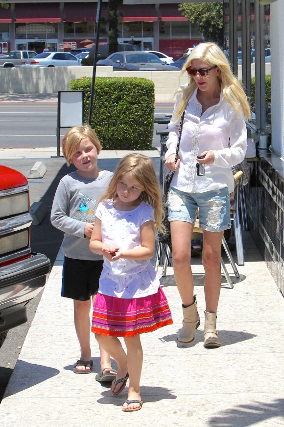 Tori Spelling avec son fils Liam et sa fille Stella à Los angeles, le 26 mai 2014.