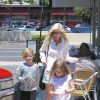 Tori Spelling avec ses enfants à la sortie du magasin Toys R Us à Los angeles, le 26 mai 2014.