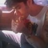 Zayn Malik, des One Direction, fume un joint, en avril 2014.