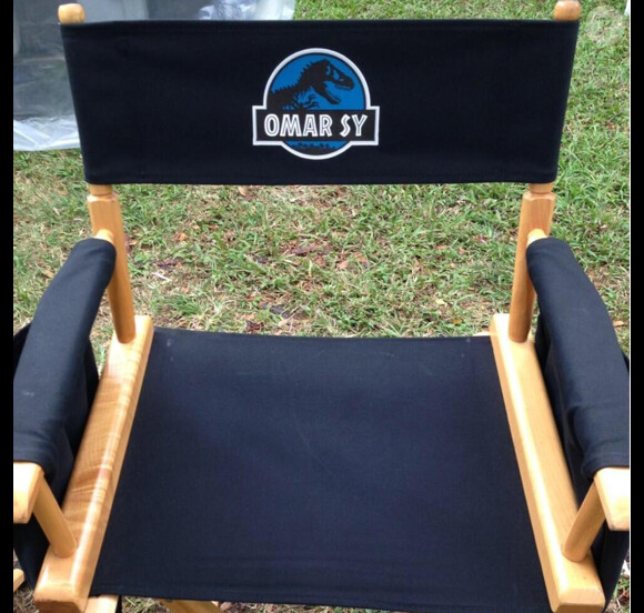Omar Sy a pris en photo son siège sur le tournage de Jurassic World lors du premier jour de tournage le 1er mai 2014